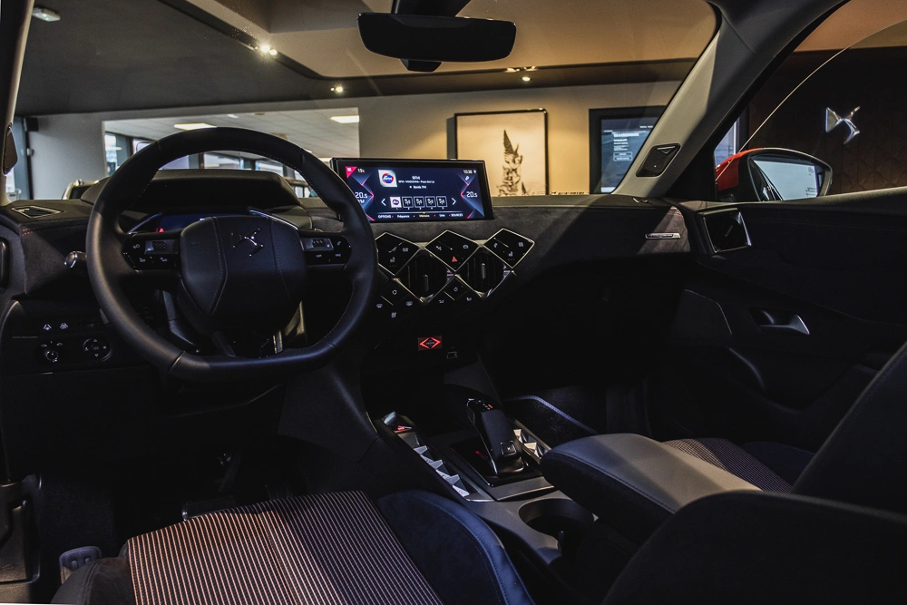 Habitacle sombre d'une automobile exposée en concession lors d'un reportage corporate.