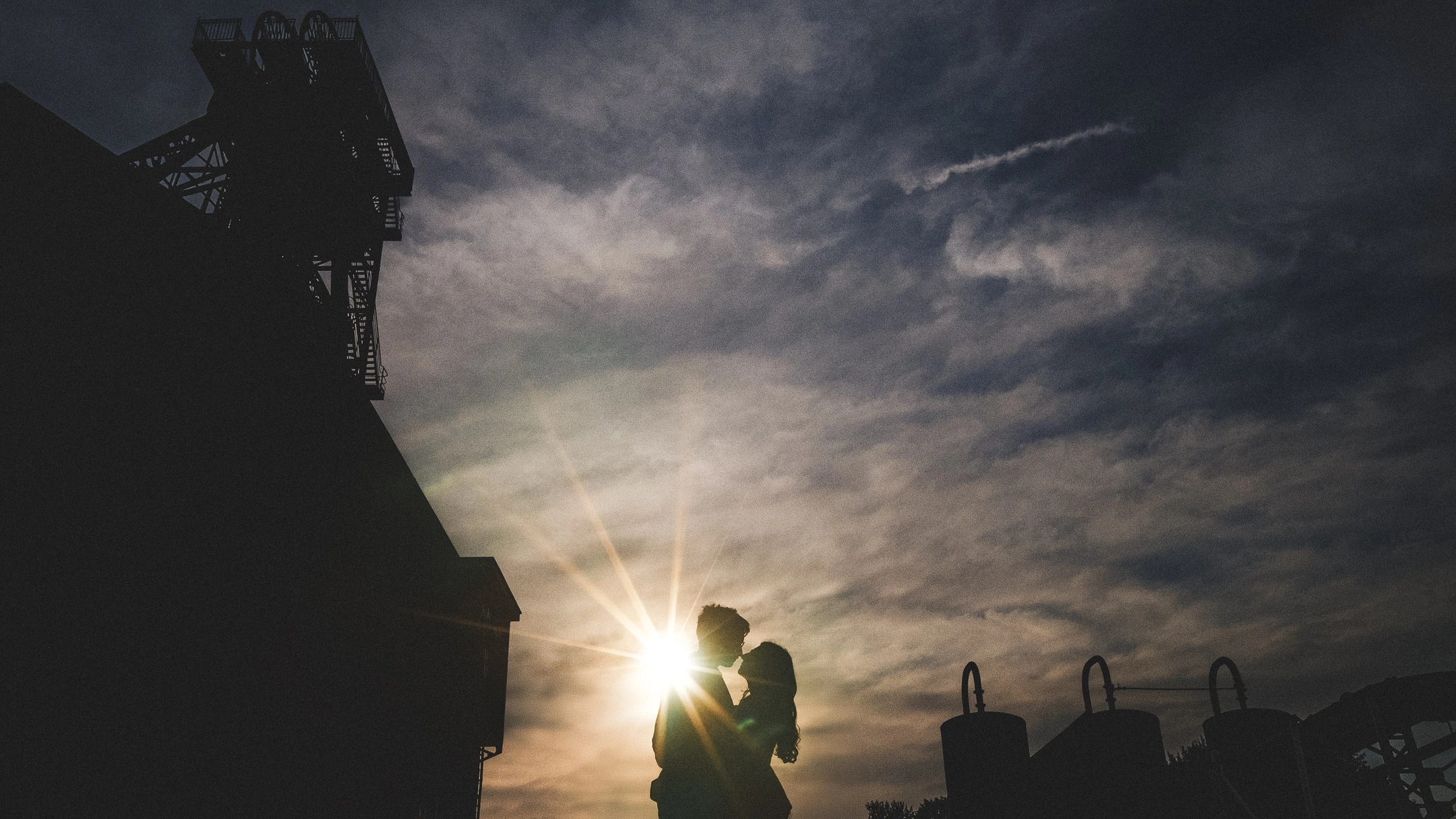Silhouette de Victoire et Hubert face au soleil couchant sur le site du Métaphone à Oignies.